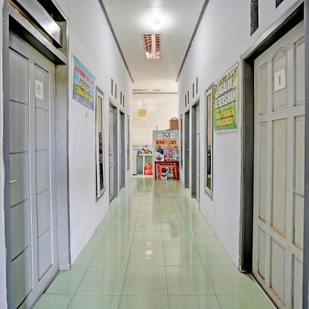 Hotel Oyo Life 92937 Kost Putri Sarkara Syariah à Banyuwangi  Extérieur photo