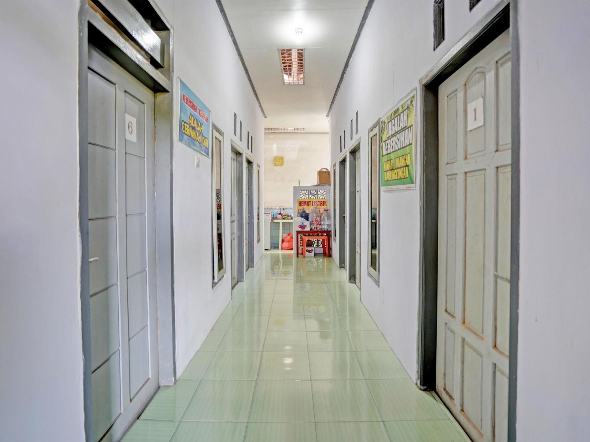 Hotel Oyo Life 92937 Kost Putri Sarkara Syariah à Banyuwangi  Extérieur photo