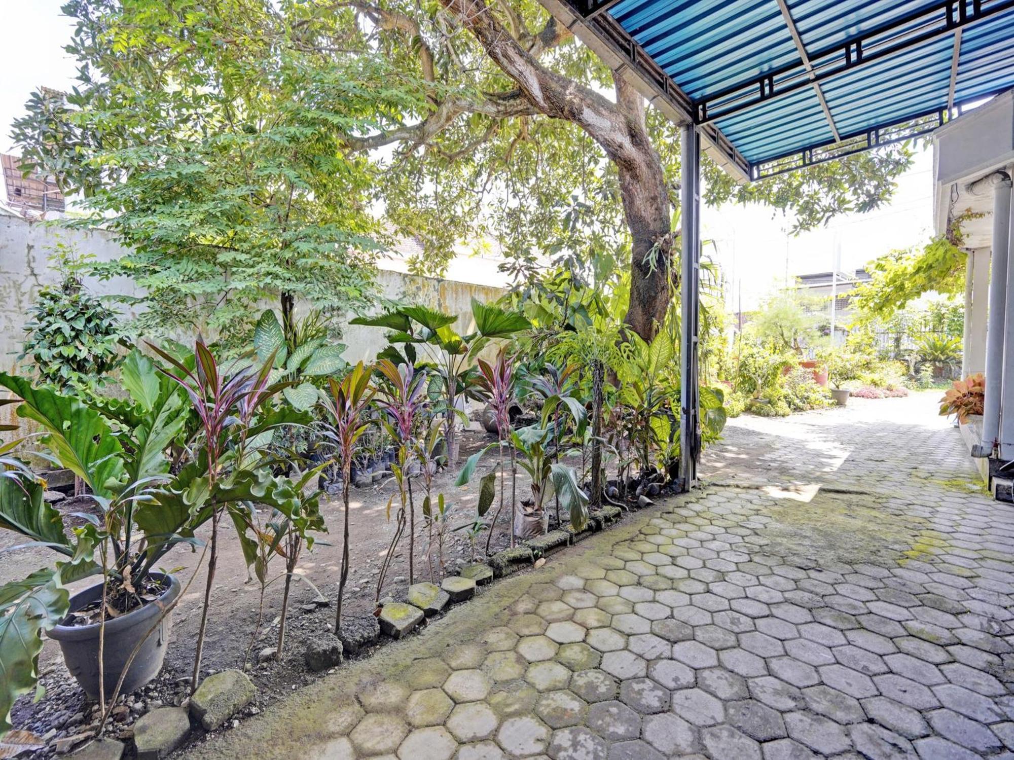 Hotel Oyo Life 92937 Kost Putri Sarkara Syariah à Banyuwangi  Extérieur photo