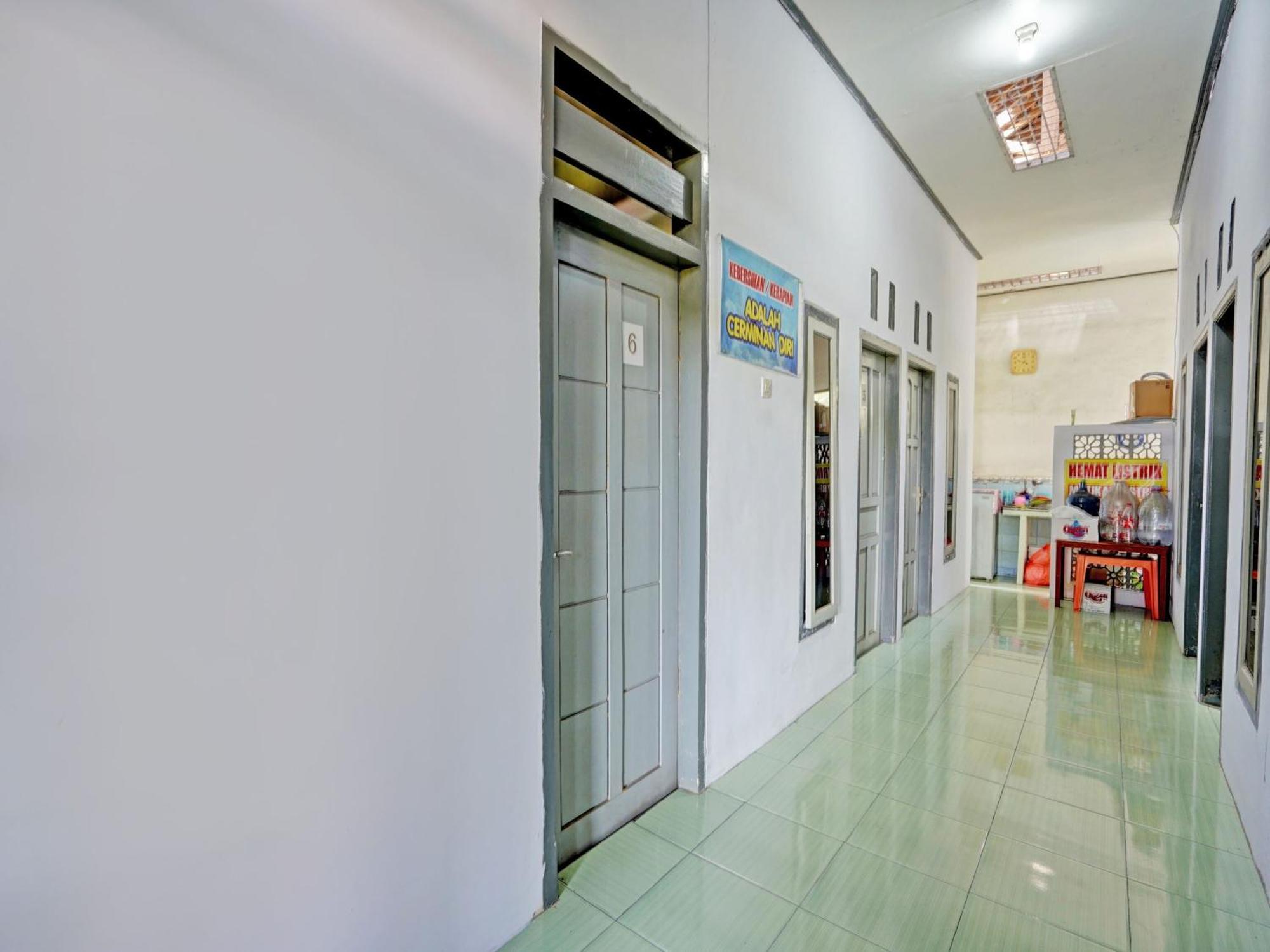 Hotel Oyo Life 92937 Kost Putri Sarkara Syariah à Banyuwangi  Extérieur photo