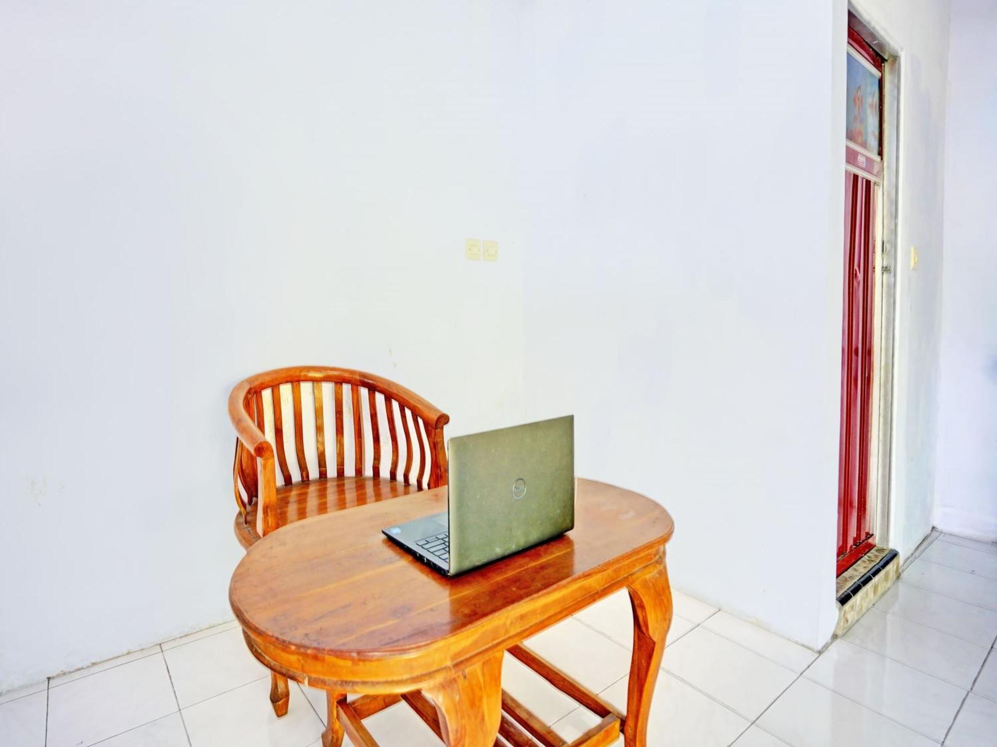 Hotel Oyo Life 92937 Kost Putri Sarkara Syariah à Banyuwangi  Extérieur photo