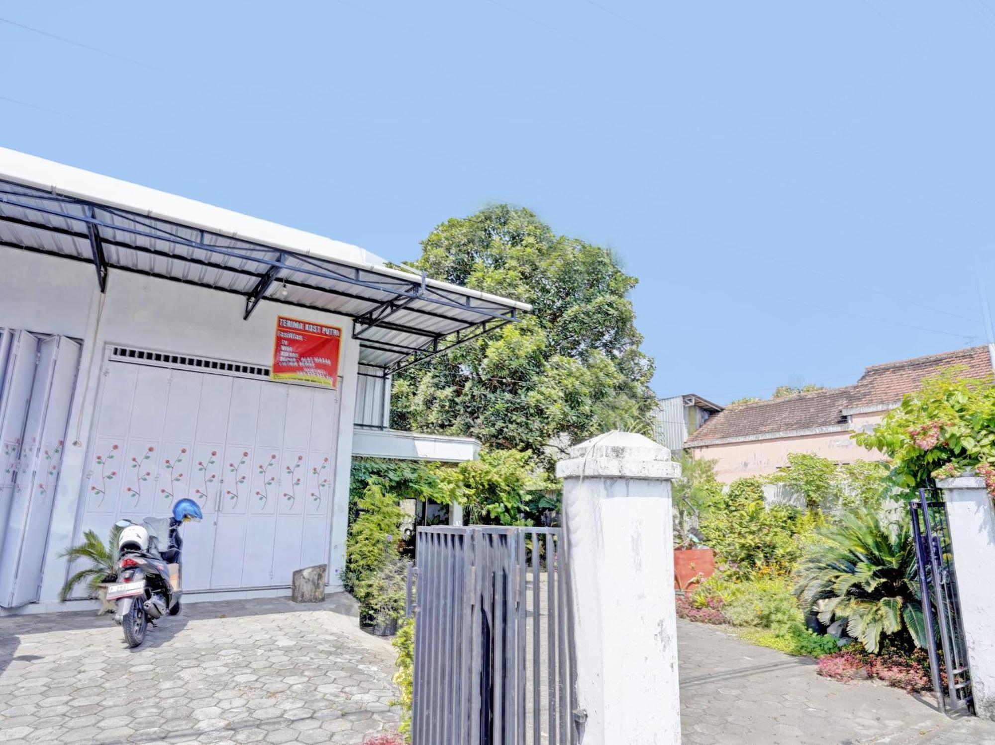 Hotel Oyo Life 92937 Kost Putri Sarkara Syariah à Banyuwangi  Extérieur photo