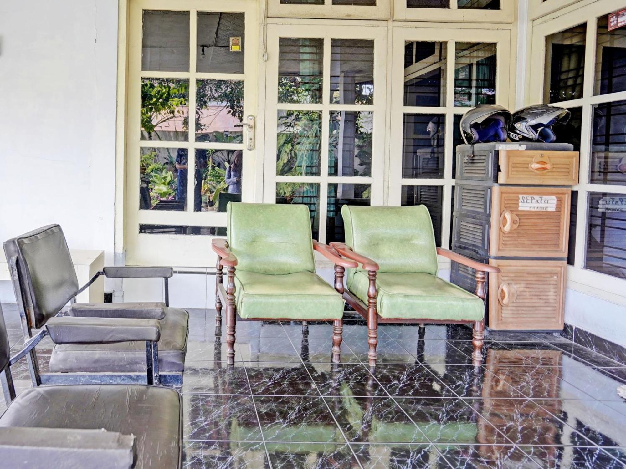 Hotel Oyo Life 92937 Kost Putri Sarkara Syariah à Banyuwangi  Extérieur photo