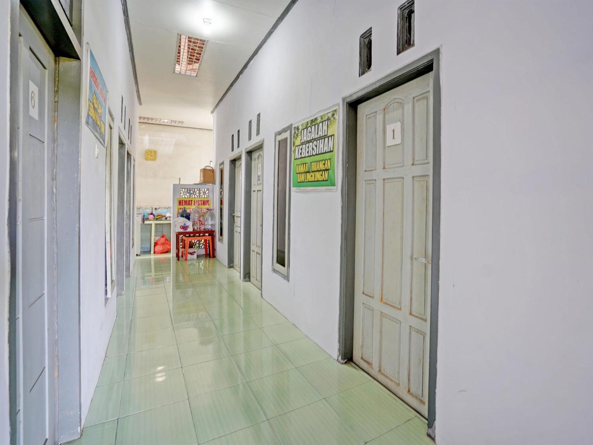 Hotel Oyo Life 92937 Kost Putri Sarkara Syariah à Banyuwangi  Extérieur photo