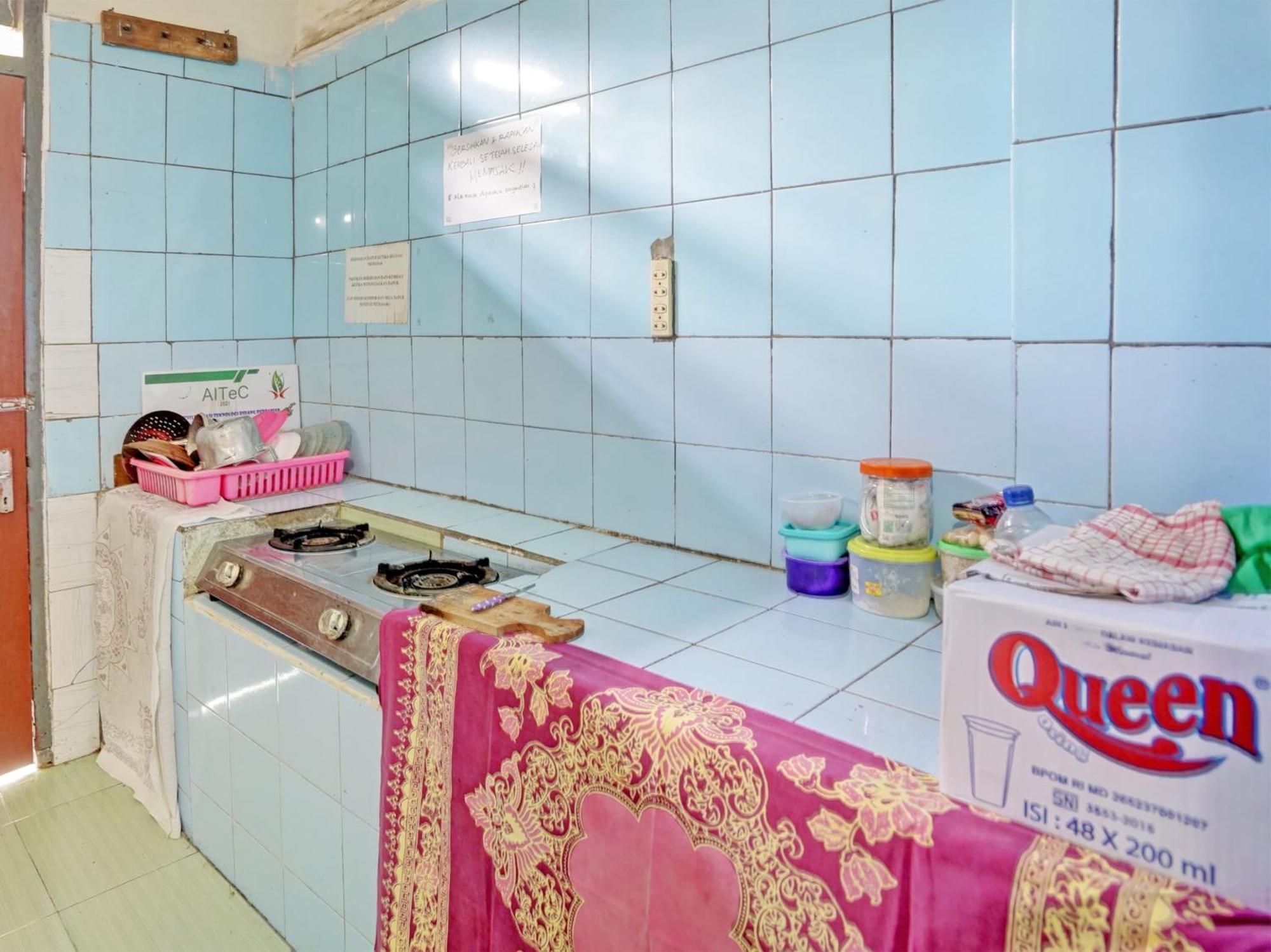 Hotel Oyo Life 92937 Kost Putri Sarkara Syariah à Banyuwangi  Extérieur photo