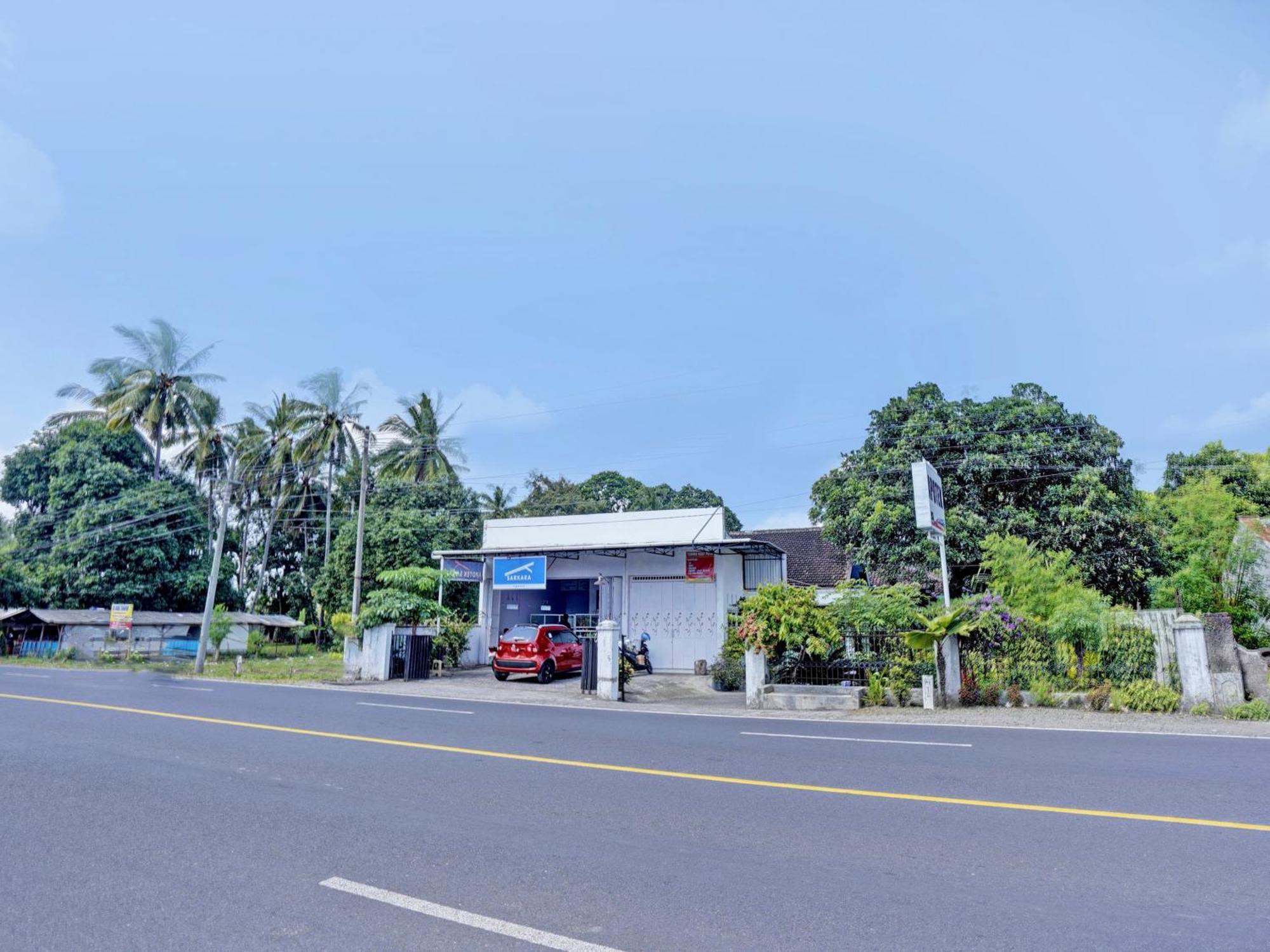 Hotel Oyo Life 92937 Kost Putri Sarkara Syariah à Banyuwangi  Extérieur photo