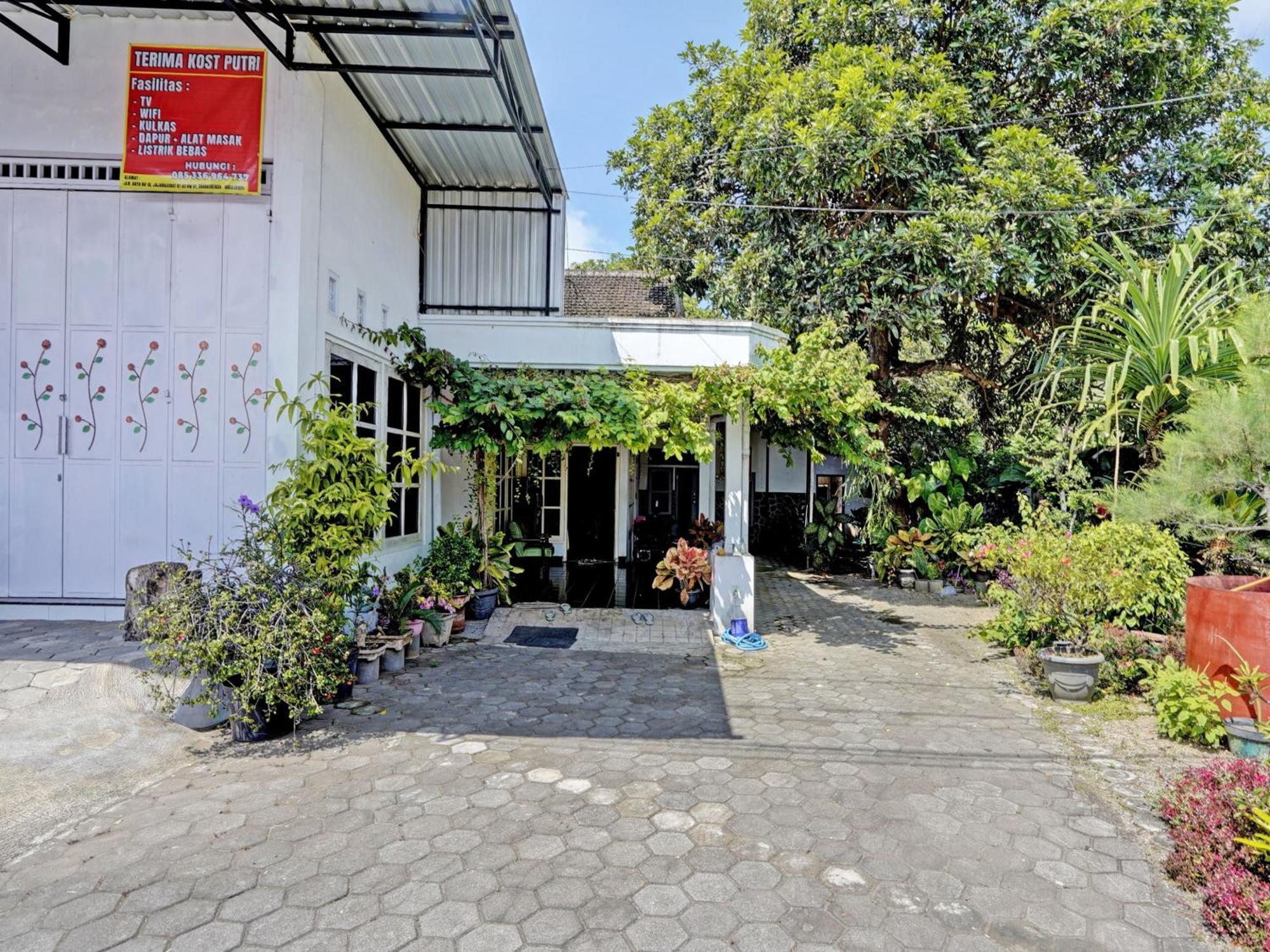 Hotel Oyo Life 92937 Kost Putri Sarkara Syariah à Banyuwangi  Extérieur photo