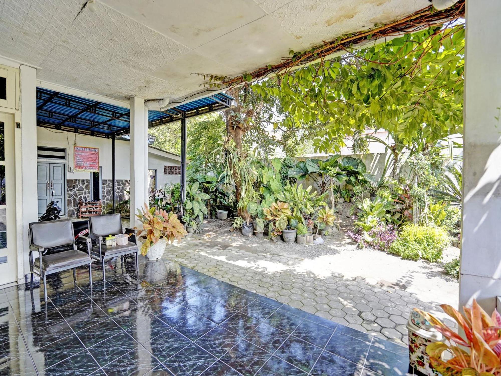 Hotel Oyo Life 92937 Kost Putri Sarkara Syariah à Banyuwangi  Extérieur photo