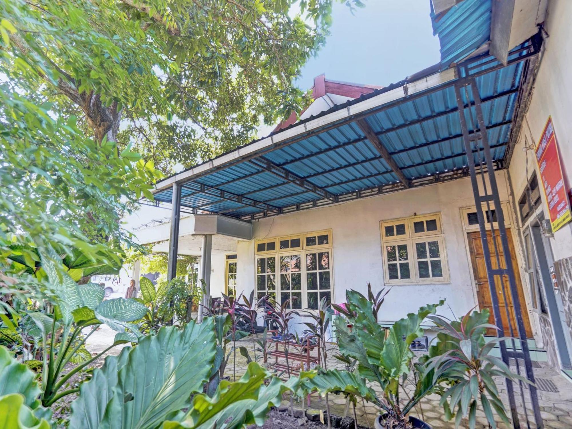 Hotel Oyo Life 92937 Kost Putri Sarkara Syariah à Banyuwangi  Extérieur photo